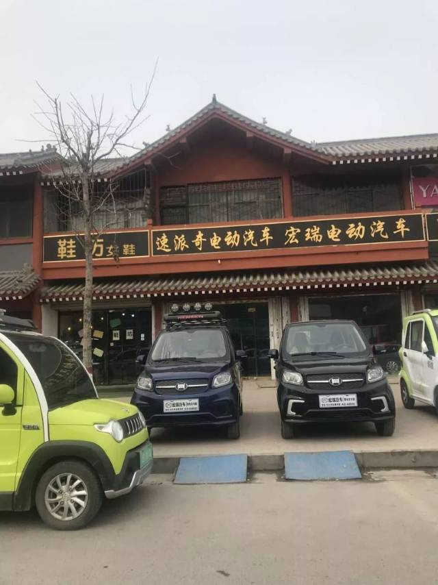 下图文源自看卫辉 市城管局在此次仿古街提升改造工作中负责琉璃瓦