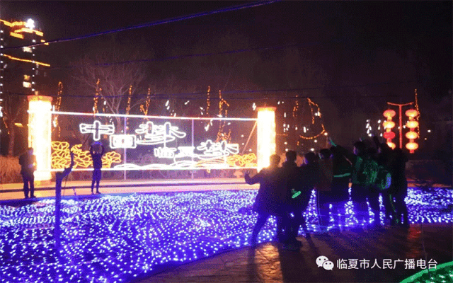 马郑凯是为马家庄游乐城夜景专程而来的游客.