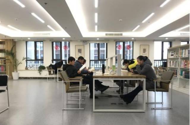 开封市图书馆新馆今日开放,迎来了大批读者