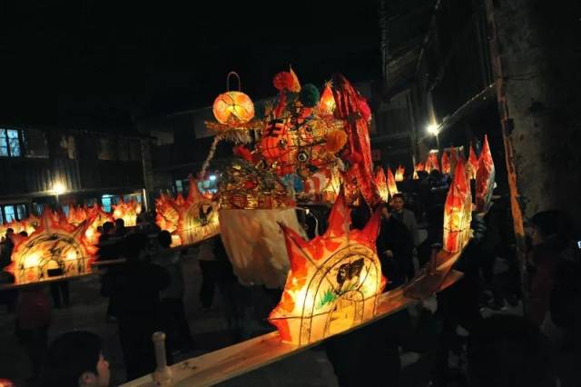 浦江板凳龙,又称为长灯,由龙头,龙身和龙尾三部分组成.