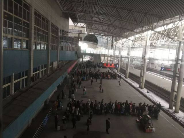 固镇站职工在车厢内外组织旅客有序上车.(摄影:黄以文)