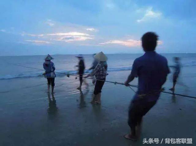 在海滨浴场四下可见的今天,只剩鹿回头村还能看到独特的赶海习