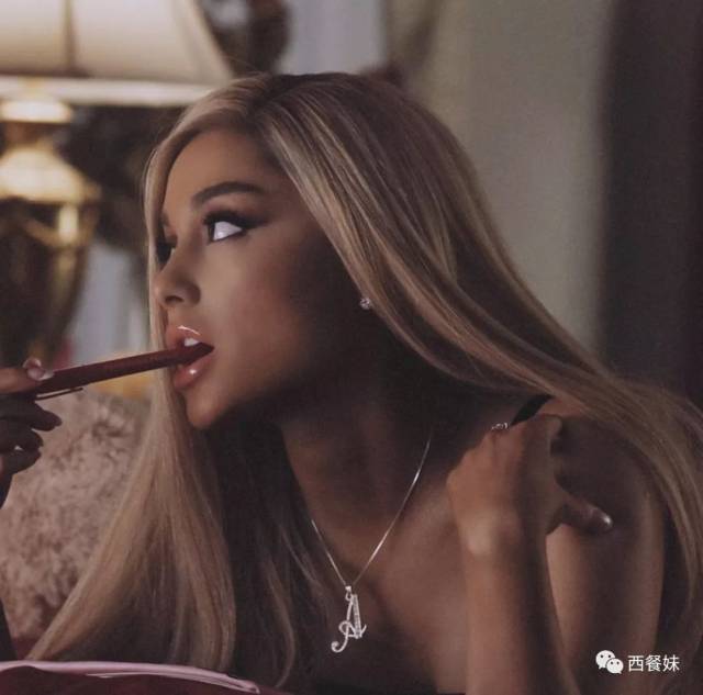 a妹ariana grande新专辑 坐实双性恋性取向?粉丝已疯!