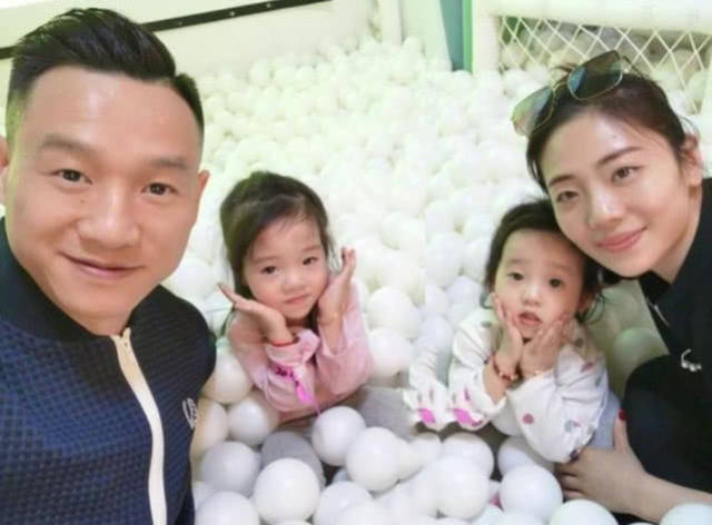 近日,知名运动员杨威晒出了自己与妻子杨云带娃游玩的照片.