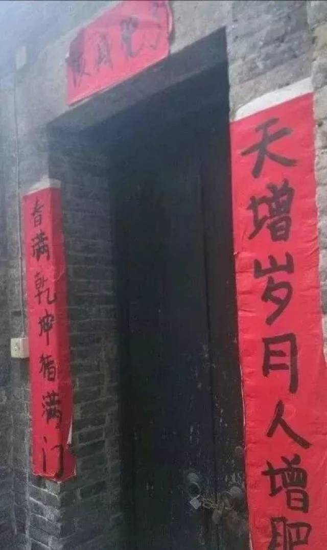 该减肥了 上联:麻将由头胡到尾 下联:三公盘盘八九点 横批:逢赌必赢