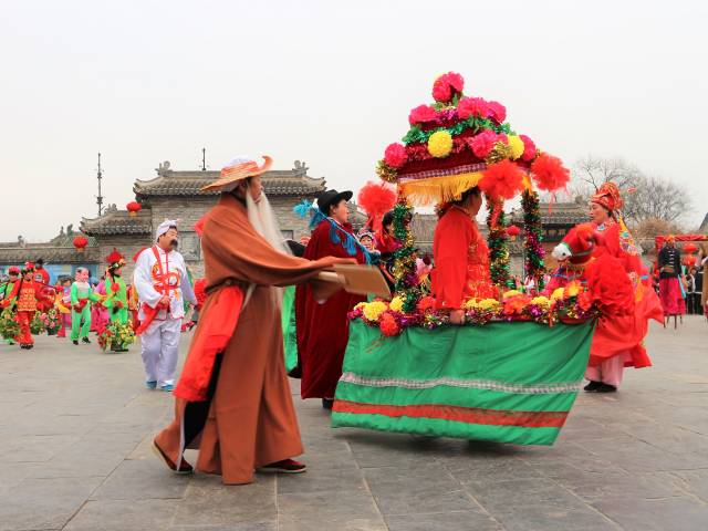 抬花轿表演作为一代人的记忆,花轿曾经是以前结婚迎接新娘的一种代步