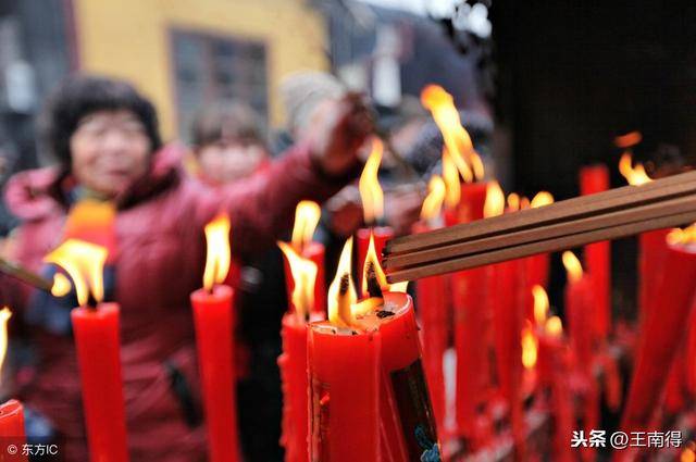 凌晨北京雍和宫外排队烧香大年初五接财神坚持几十年