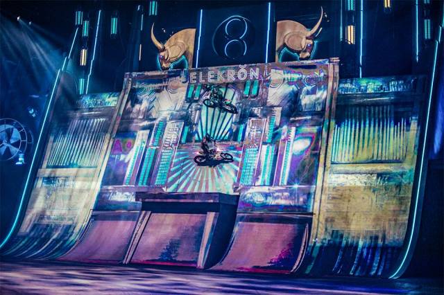 拯救无聊春节,这里的全球稀有网页游戏最好玩的页游特技秀「狂电派」让你霸屏朋