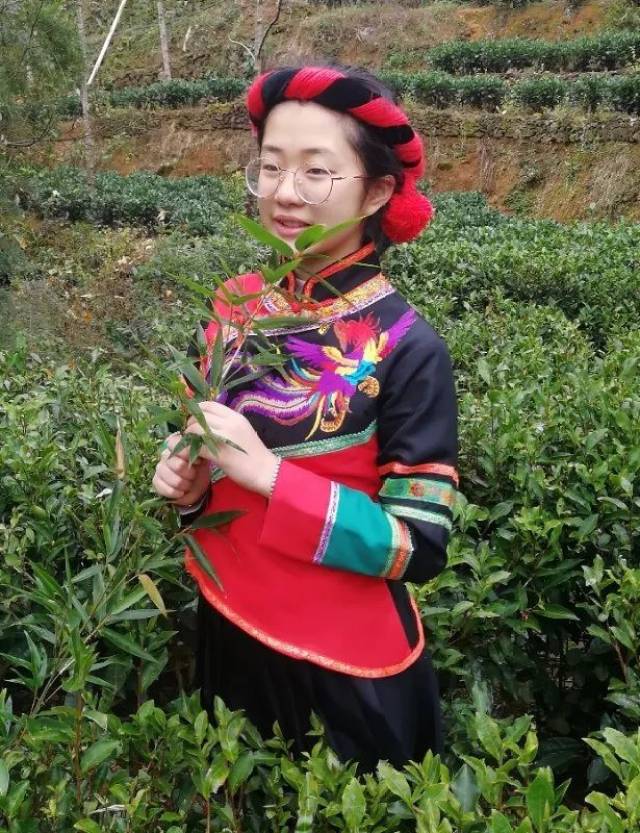 大年初三钟斯婕在老家凤洋村茶园留影