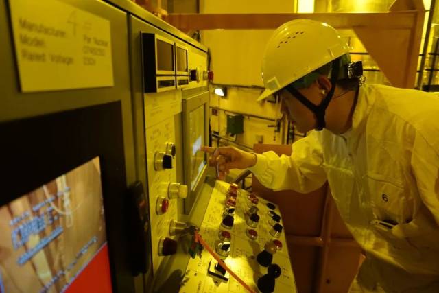 宁德核电4号机组第二次大修核燃料工作人员正在调试换料及控制台.