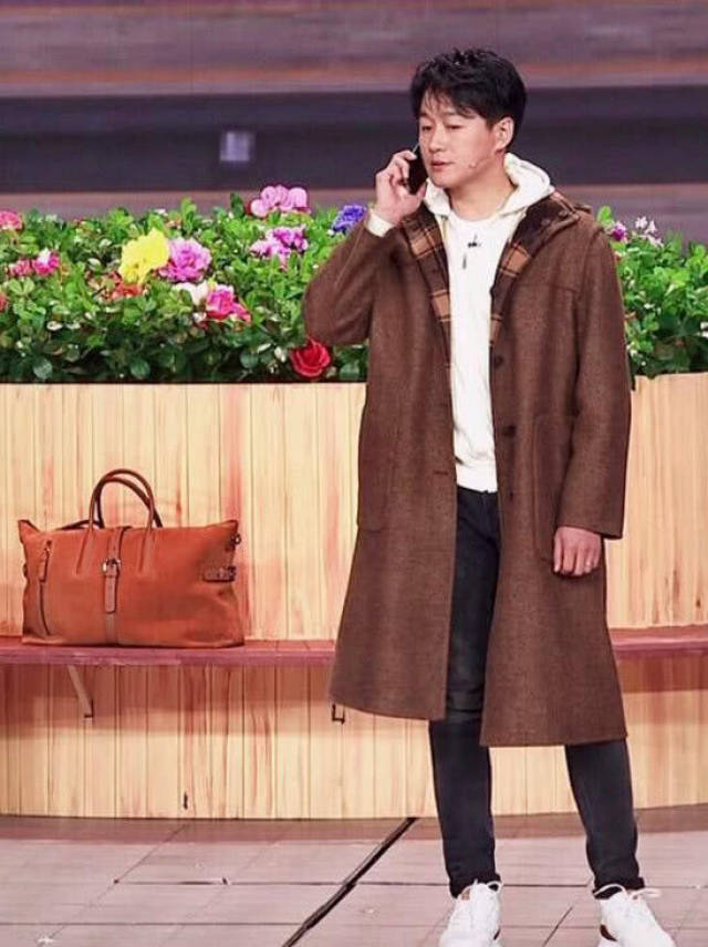 佟大为春晚造型大衣反穿,原来男星都喜欢反穿衣服,依旧很帅气!