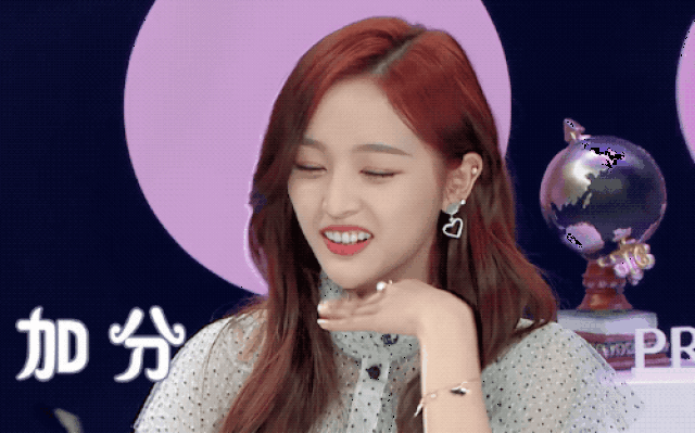 用表情包的方式打开吴宣仪 竟毫无违和感