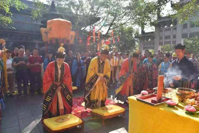 今日海南玉蟾宫迎财神法会功德圆满 现场人山人海,热闹非凡