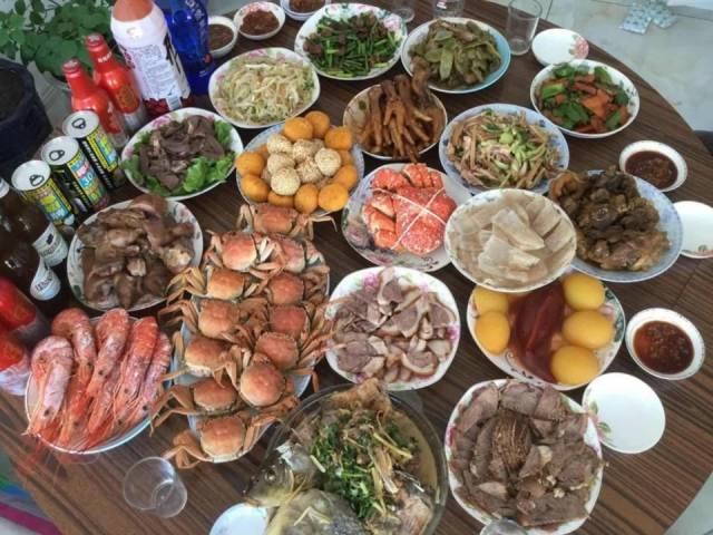 3,东北黑龙江的年夜饭,看起来是大家人口,菜品也很丰盛.