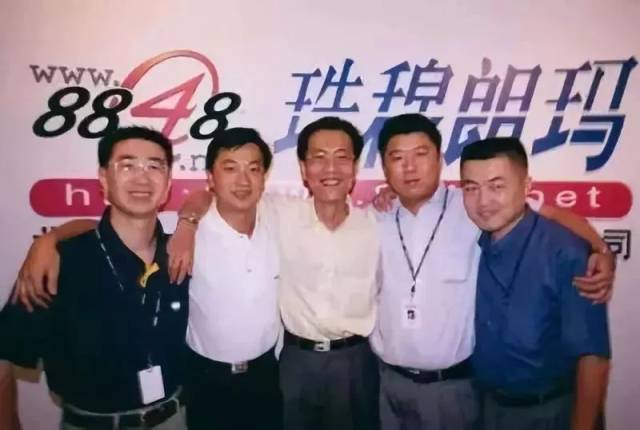 1999年王峻涛(中)创建电商平台8848