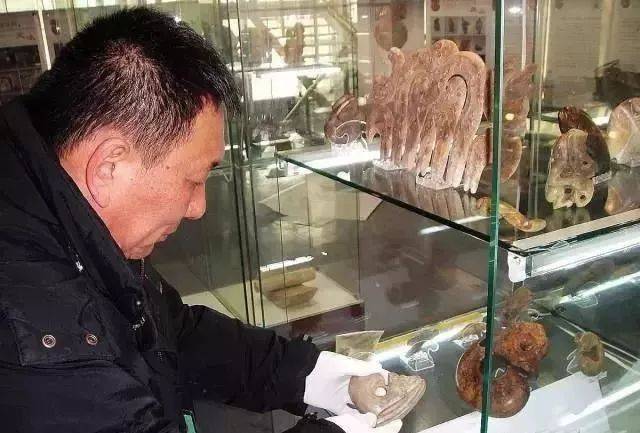 那么10年前的北京潘家园又是什么样子呢? 在潘家园经营了数十年古玩生意的一位藏家回忆