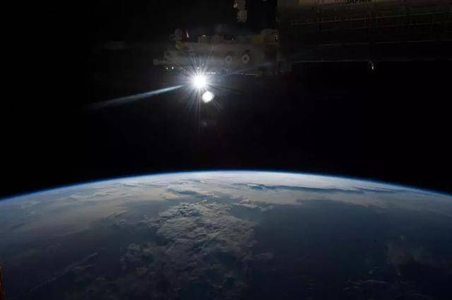国际空间站上看到的太阳照耀下的地球.图片来源nasa