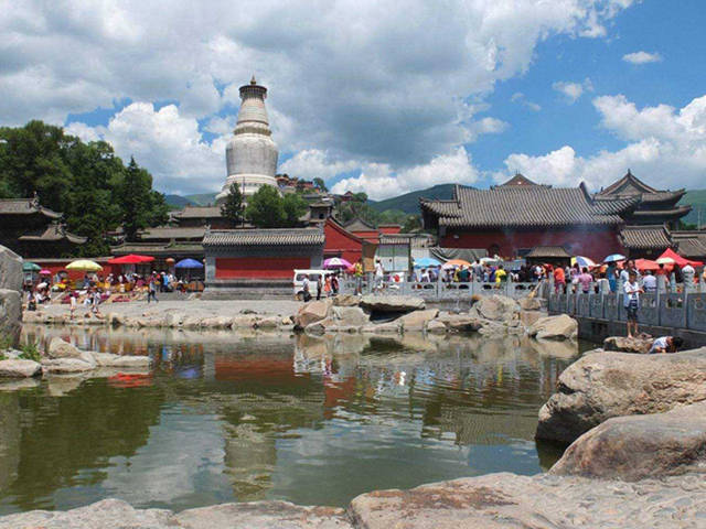 五台山游客焚香祈福 香炉被烧塌!网友:虔诚 