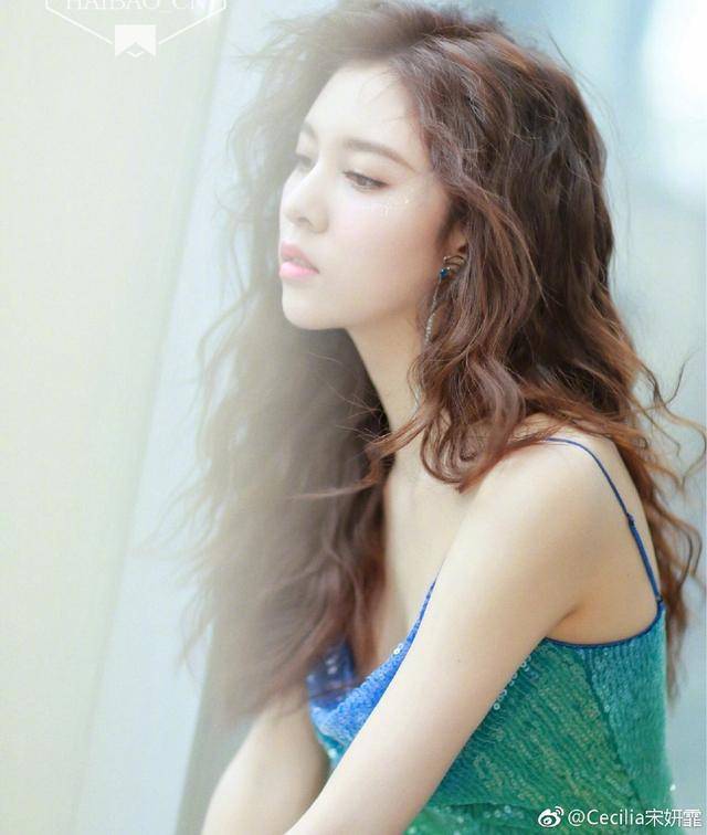 宋妍霏又换新发型,波浪卷搭配吊带连衣裙,秒变青春少女时尚达人_手机