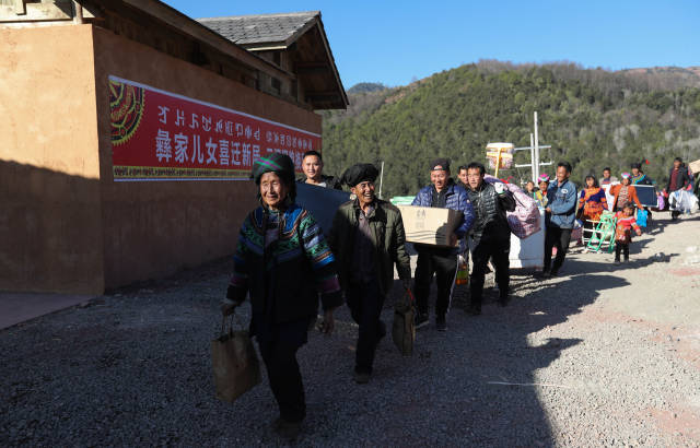 四川大凉山:彝族群众热热闹闹搬新居