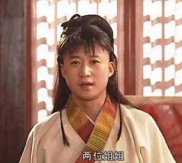 吴京早年出演《少林武王》,剧中需要他需要男扮女装,看看这两条垂