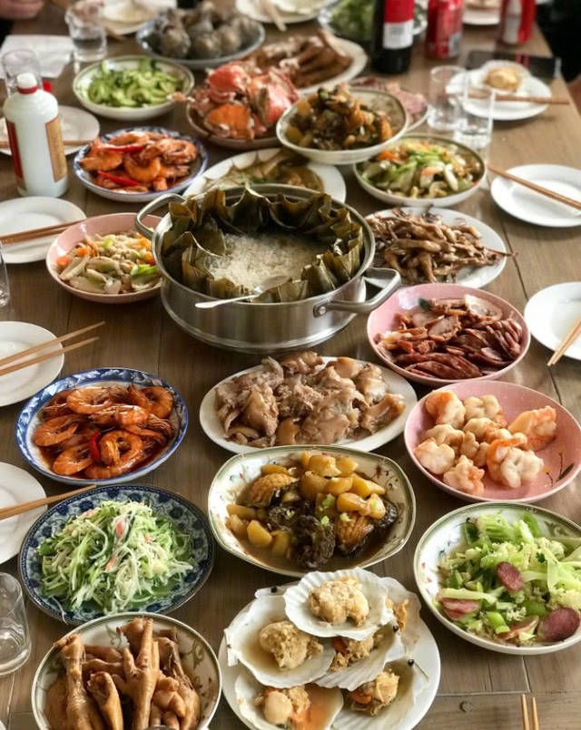 39岁董洁近照,素颜在家做了一大桌美味,然而妹妹却成最大亮点