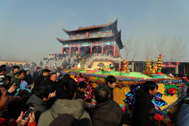 当日是农历正月初七,山东省菏泽市曹县桃源集镇举行花供会.