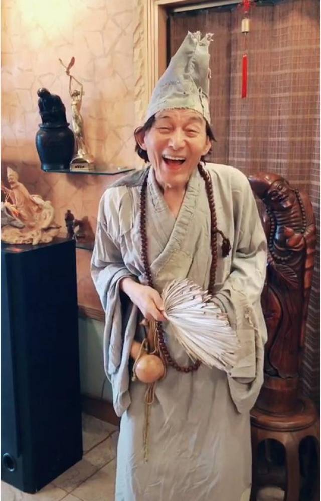 "济公"游本昌近照曝光,85岁能弹钢琴能唱歌,耍起酷来魅力十足