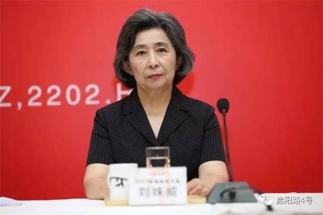 研究中心主任刘姝威 文章标题是《应立即停止对蓝田股份发放贷款,在