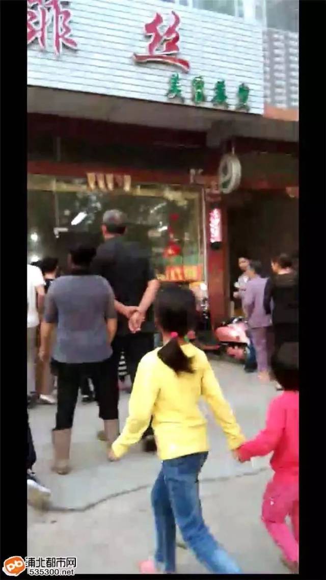 浦北北通一轿车失控冲撞发廊,事故现场一片狼藉!