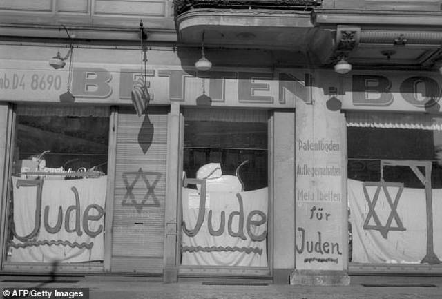 1938年6月,一家犹太人经营的商店在德国柏林被反犹太人涂鸦