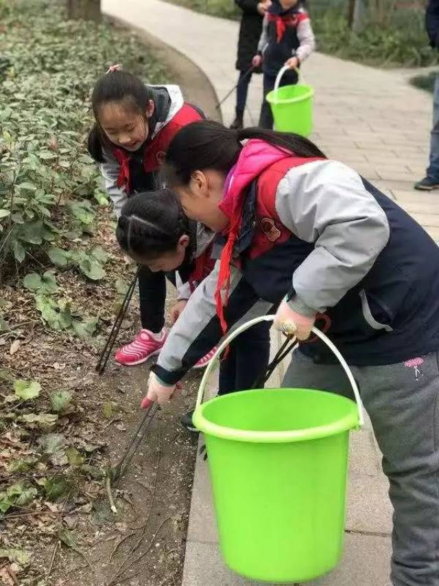 南桥小学醇美少年寒假社会实践—义务拾捡垃圾,倡导文明行动