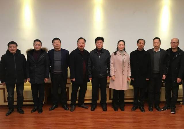 连江县委书记周应忠新春上班第一天走访慰问统战部机关干部