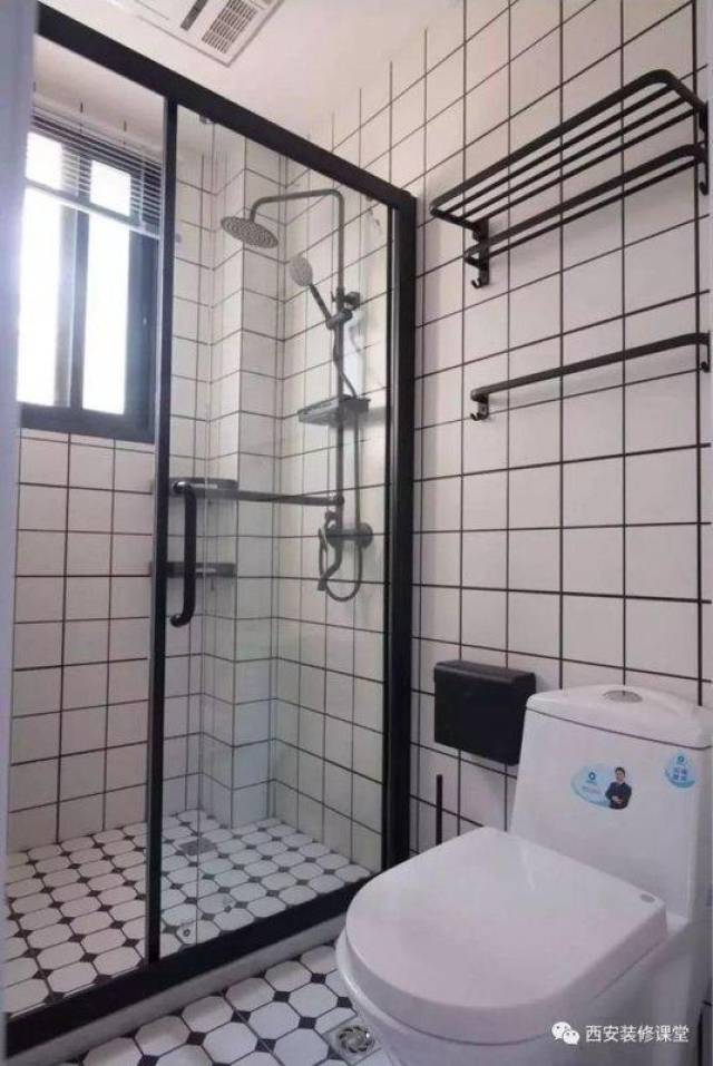 卫生间湿区同样白色格子瓷砖搭配黑白配花砖铺贴,简单黑色质感淋浴