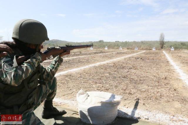 委陆军女兵使用老式步枪打靶.