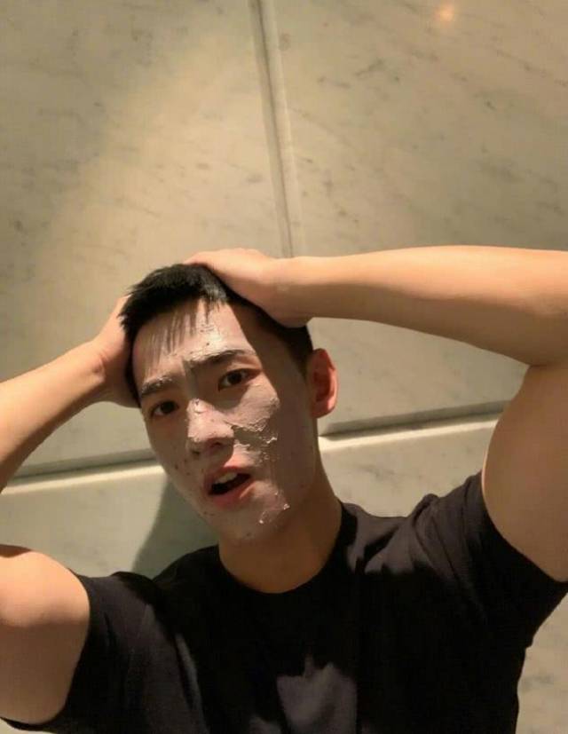 杨洋敷着面膜秀肌肉健身成果显著,剪了短发的小哥哥愈发有男人味