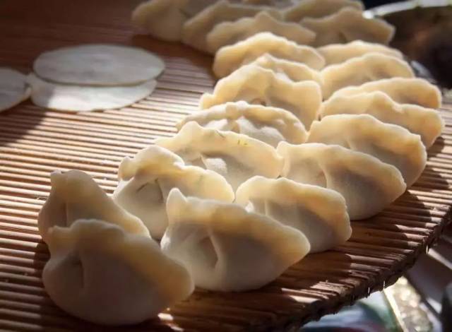饺子,中国传统美食,在北方更有"一口饺子一口酒"之说.