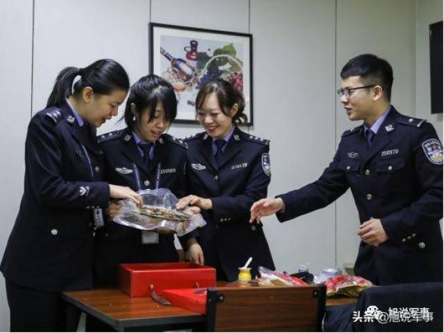 移民局挂牌成立 看看第一批移民警察什么样