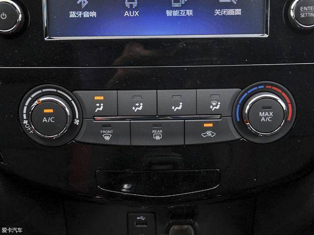 两车的空调系统都为手动调节,逍客的空调控制面板采用了按钮 旋钮的
