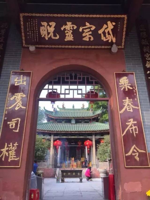 来石龙附近这里拜太岁祈福.