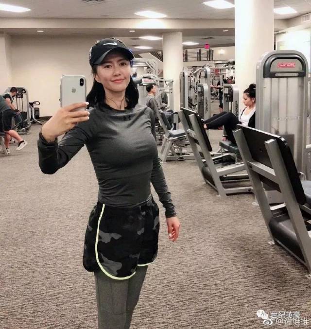 谭维维晒8块腹肌,跑半马:因为自律所以可以自由奔跑.