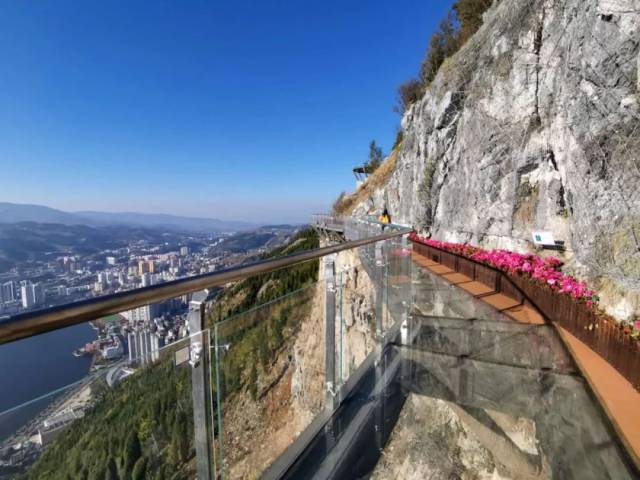 春节假期个旧旅游爆棚!老阴山玻璃栈道人人人