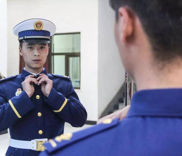 陌生女孩为四会消防员送奶茶,留下字条:愿所有努力都有回报!
