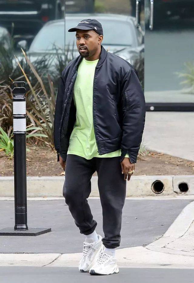 另外,adidas会和坎耶·维斯特(kanye omari west)或者其他潮流设计师