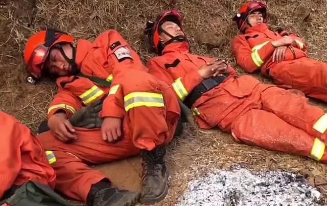 视界|中国消防员灭火后累倒在地照片感动英媒:这才是英雄!