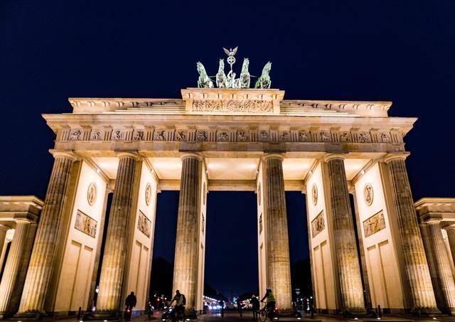 这道门是柏林著名的建筑,是德国数十年分裂历史的象征