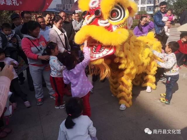 龙,狮是中华文明的象征和凝结,游龙舞狮是中华民族春节的传统文化习俗