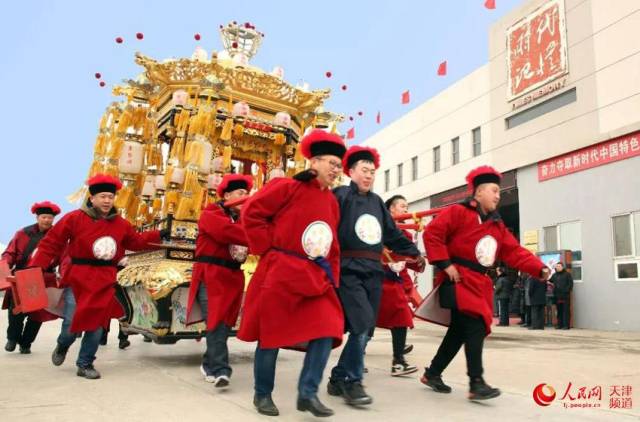 座乐会以八架凤辇和两架灯亭组成,在严格统一的指令下,抬