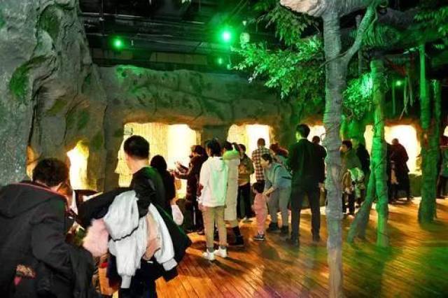 乌鲁木齐首个室内生态动物园春节期间备受青睐