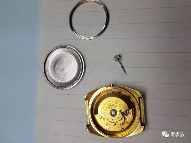 打开后盖拆除把杆